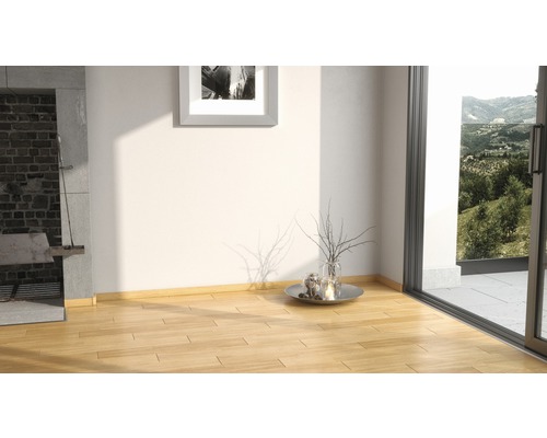 Heller Raum mit Holzboden, Kamin und Fenster mit Blick auf die Landschaft