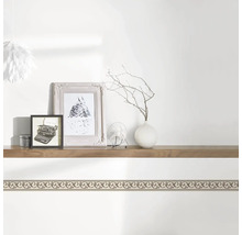 Wandbordüre mit floralem Muster im Interieur