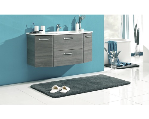 Badezimmer mit Waschbeckenunterschrank, Badteppich und Badewanne