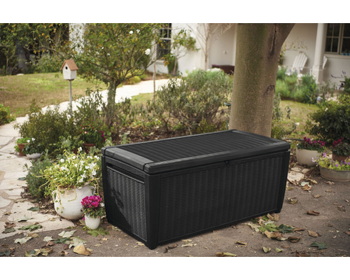 Garten Szene mit einer schwarzen Gartenbox zur Aufbewahrung im Aussenbereich.