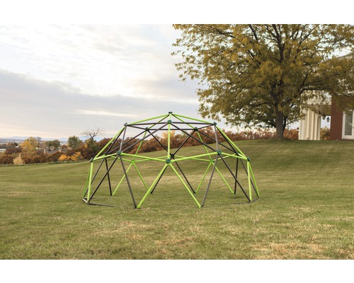 Geodätischer Kletterkuppelrahmen für Kinder im Garten.