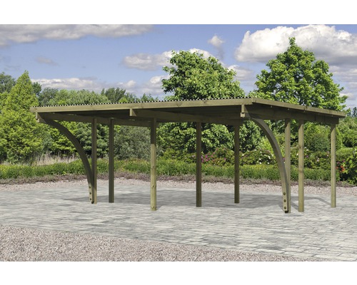 Holzcarport mit Metalldach im Außenbereich