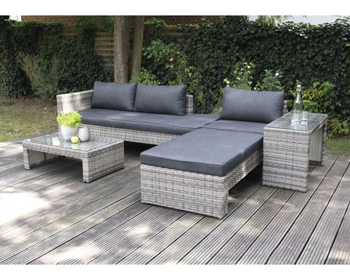 Gartenlounge-Set aus Rattan mit Sofa, Tisch und Hocker im Außenbereich
