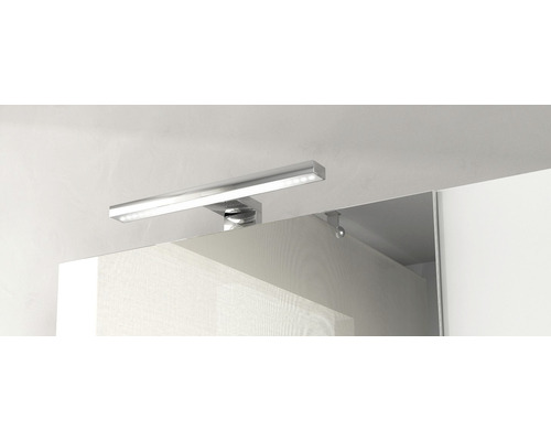 Spiegelleuchte mit LED-Beleuchtung über einem Spiegel