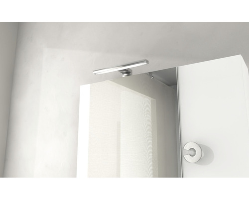 Spiegelschrank mit Beleuchtung im Badezimmer