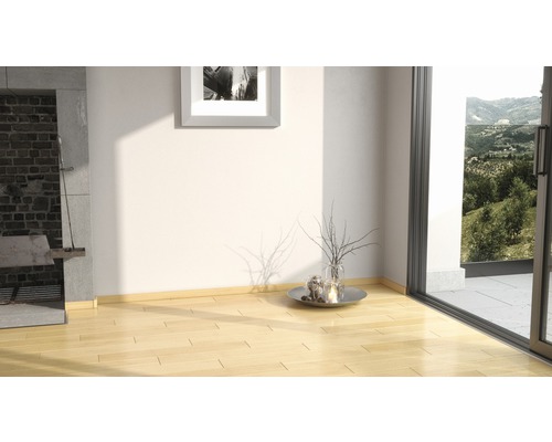 Heller Raum mit Holzboden, Kamin und Blick ins Grüne durch eine Terrassentür.