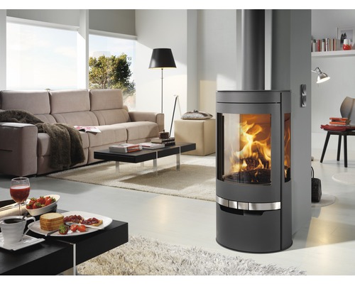 Wohnzimmer mit Kaminofen, Sofa und Couchtisch