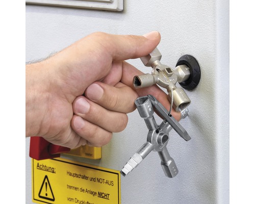 Hand bedient Multifunktionsschlüssel an einem Schaltschrank