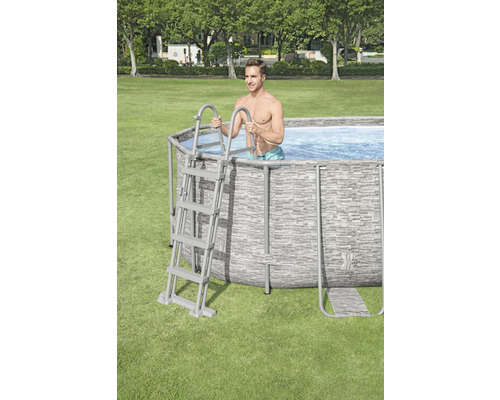 Aufstellpool mit Leiter und Mann im Garten.