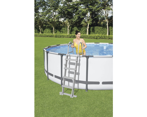 Aufbaubecken mit Leiter im Garten