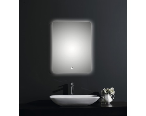 Badezimmer mit beleuchtetem Spiegel über einem Waschbecken