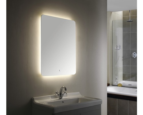 Beleuchteter Spiegel über einem Waschbecken in einem Badezimmer