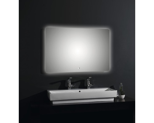 Badezimmer mit beleuchtetem Spiegel und Doppelwaschtisch.