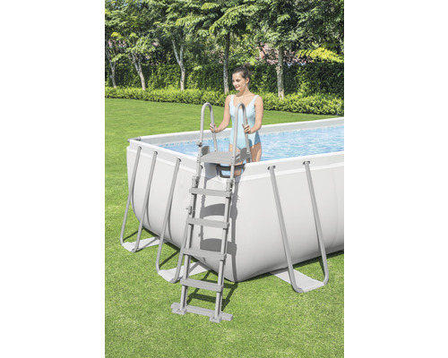 Rechteckiger Pool mit Stahlrahmen und Leiter im Garten