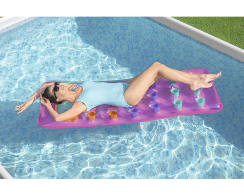 Frau entspannt auf einer aufblasbaren Luftmatratze im Schwimmbad