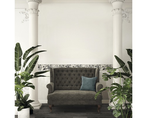 Einrichtungsbeispiel mit Sofa, Pflanzen und Bordüre im Raum.