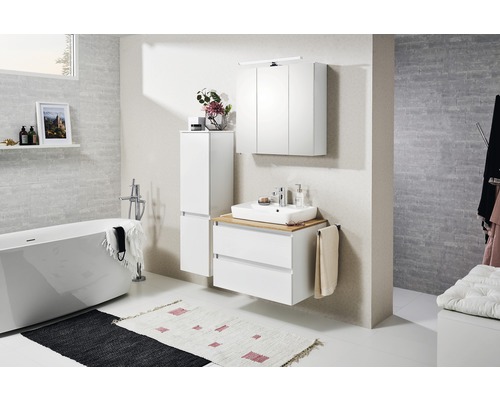 Helles Badezimmer mit Badewanne, Waschbeckenunterschrank, Spiegelschrank und Hochschrank