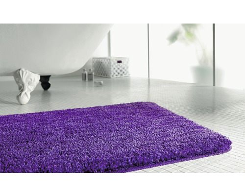Badezimmer mit Badewanne und Badteppich