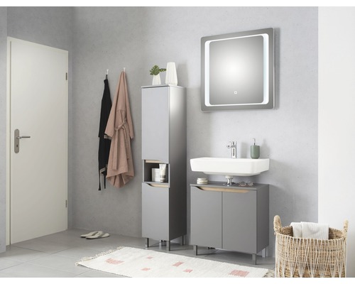 Modernes Badezimmer mit Waschbecken, Spiegel, Badmöbeln und Dekorationen