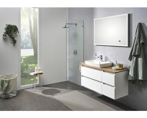 Helles Badezimmer mit Waschbecken, Spiegel, Dusche und Badaccessoires