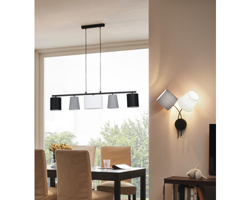 Esszimmer mit Esstisch, Stühlen, Hängelampe mit fünf Lampenschirmen und Wandlampe mit drei Lampenschirmen