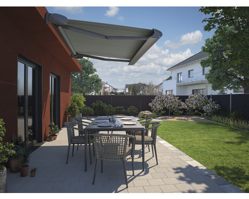 Terrasse mit Markise, Tisch und Stühlen in einem Garten