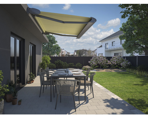 Terrasse mit Markise, Gartentisch und Stühlen