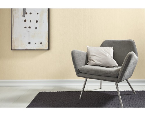 Szene mit gemusterter Tapete, Sessel, Kissen, Teppich und Bild