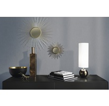 Dekoratives Interieur mit Spiegeln, Lampe, Schale und Dekoration auf einem Schrank