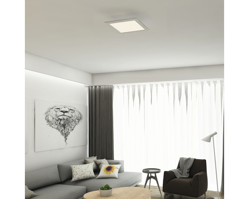 Wohnzimmer mit quadratischer Deckenleuchte und modernen Möbeln.