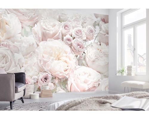 Tapete mit Rosenmuster in einem hellen Schlafzimmer.