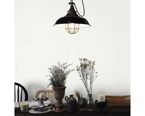 Esstisch mit Dekoration und Hängelampe