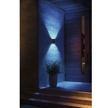 Beleuchteter Eingangsbereich mit Außenwandleuchte, Haustür und Treppe