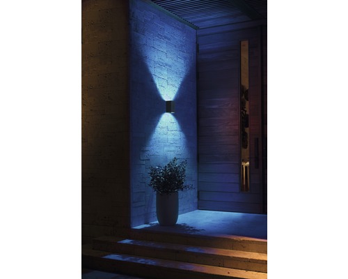 Beleuchteter Eingangsbereich mit Außenwandleuchte, Haustür und Treppe