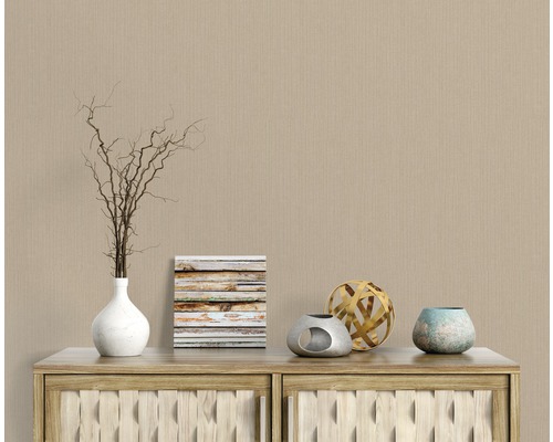 Dekorative Gegenstände auf einem Holzschrank mit Innenarchitektur