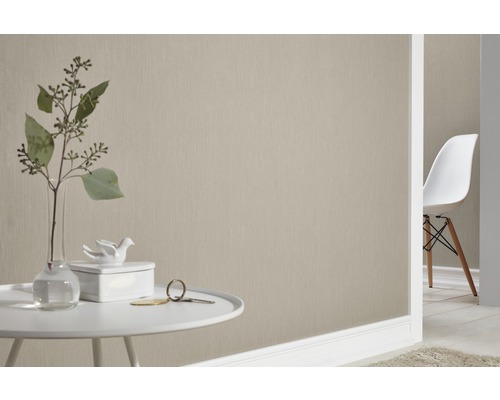 Raumansicht mit Tapete, Tisch und Dekoration