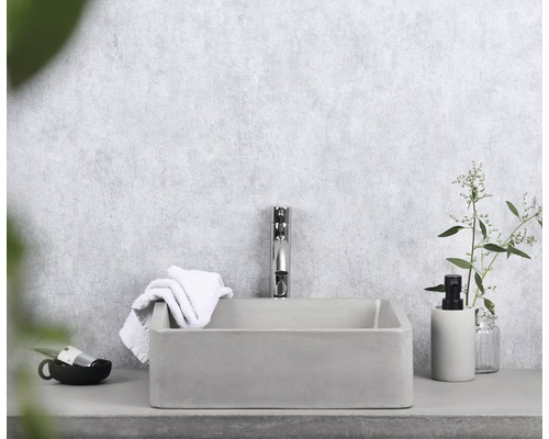 Auf einem Waschtisch befinden sich ein Aufsatzwaschbecken, eine Armatur, eine Seife und ein Handtuch.