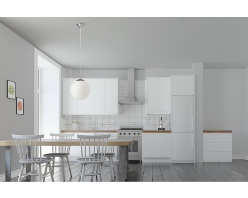 Helle Küche mit Esstisch, Stühlen und Küchenzeile.