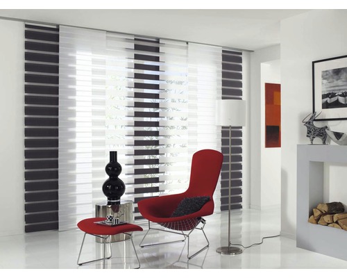 Wohnzimmer mit Schiebegardinen und rotem Sessel