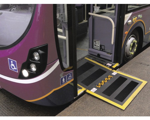 Bus mit ausgefahrener Rampe für Rollstuhlfahrer