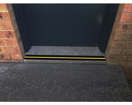 Eingangsbereich mit Antirutschstreifen