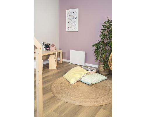 Kinderzimmer mit rundem Teppich, Kissen und Wandbild