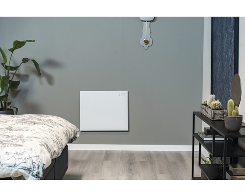 Ein Schlafzimmer mit einem Heizkörper an der Wand
