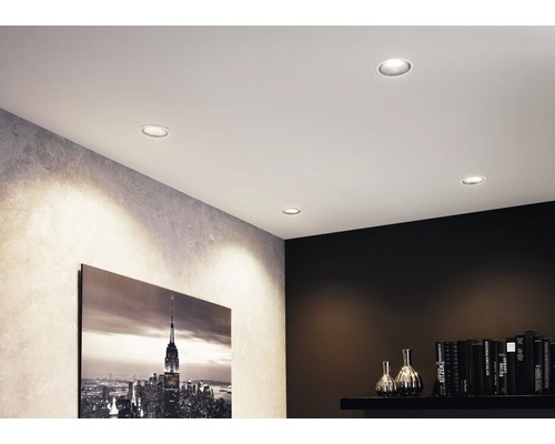 Wohnraum mit Deckeneinbaustrahlern und Wandbild