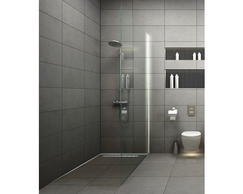 Modernes Badezimmer mit Dusche, Toilette und grauen Fliesen.
