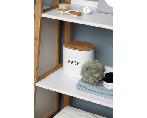 Badezimmerregal mit Badutensilien wie Bürste, Tube, Behälter und Waschlappen