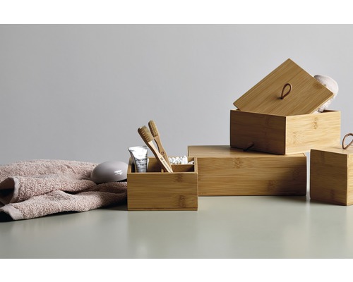 Badezimmer-Szene mit Aufbewahrungsboxen und Accessoires aus Bambus