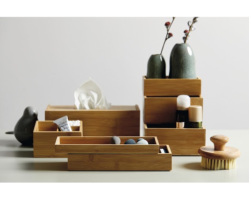 Badezimmer-Szene mit Bambus-Aufbewahrungsboxen, Kosmetiktüchern, Kosmetik und Bürste