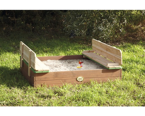 Holzsandkasten mit Sitzgelegenheit im Garten