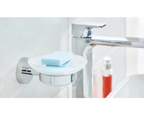 Seifenschale mit Seife und Wasserhahn im Badezimmer